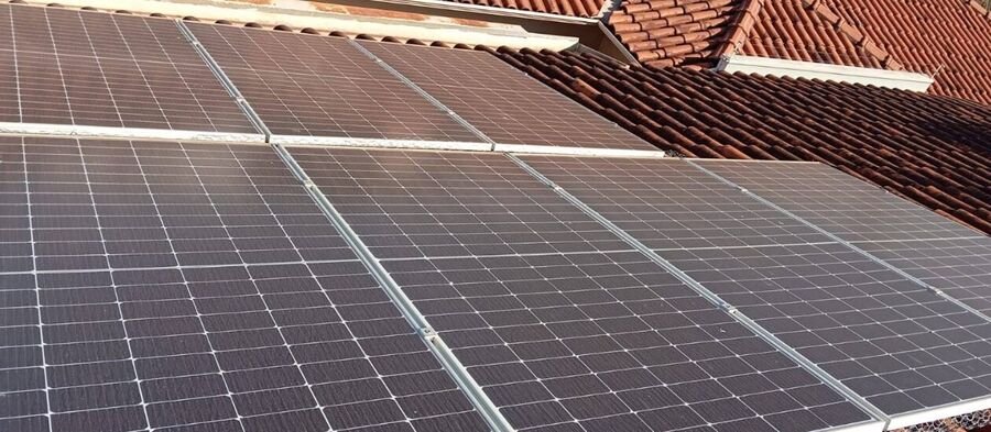 Painéis solares instalados em telhado de casa
