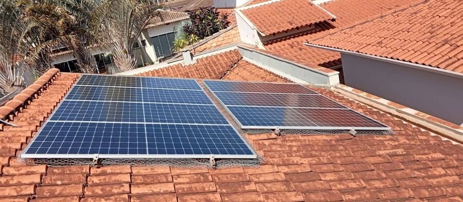 Sistema fotovoltaico instalado em telhado