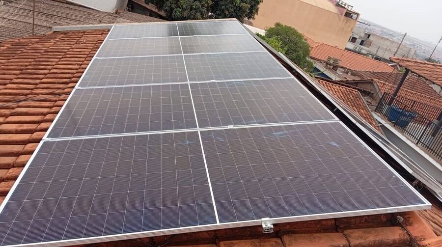 Instalação de energia solar em residência