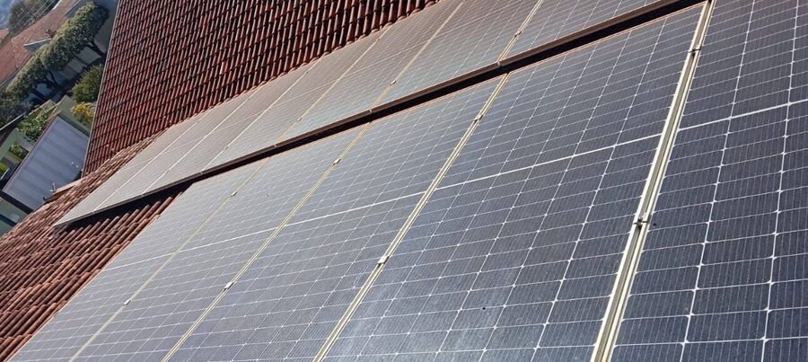 Painéis fotovoltaicos instalados em telhado